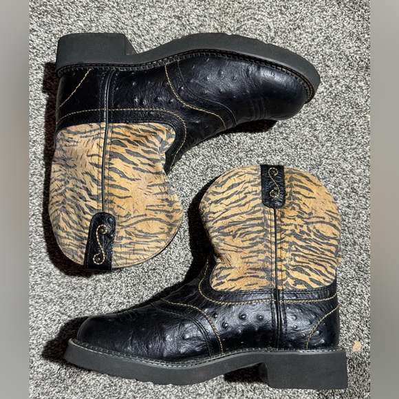Justin Boots Black and Tan Heeled Boots - Picture 6 of 16